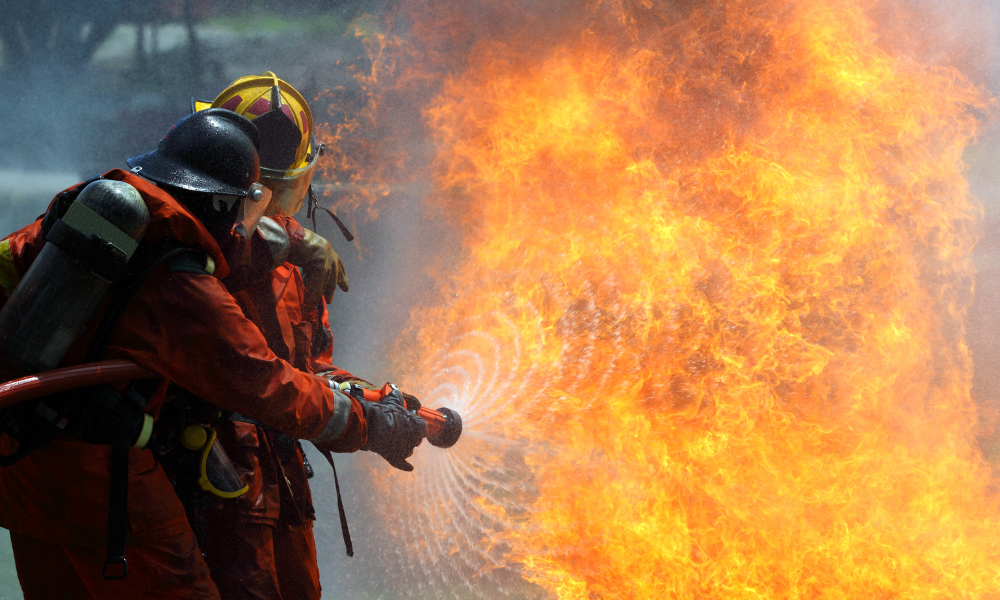 Incendiu puternic la o hală din Șeredeiu