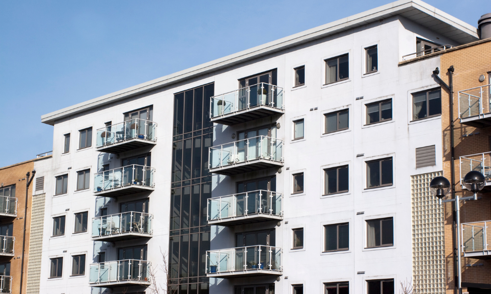 Amenzi de până la 9.000 de lei pentru modificări neautorizate la bloc