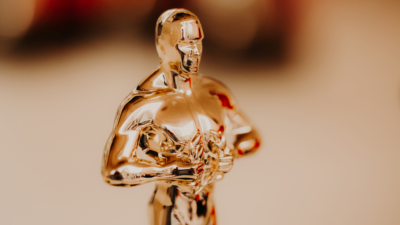 Statueta Oscar și afișe ale filmelor nominalizate la premiile Oscar 2026