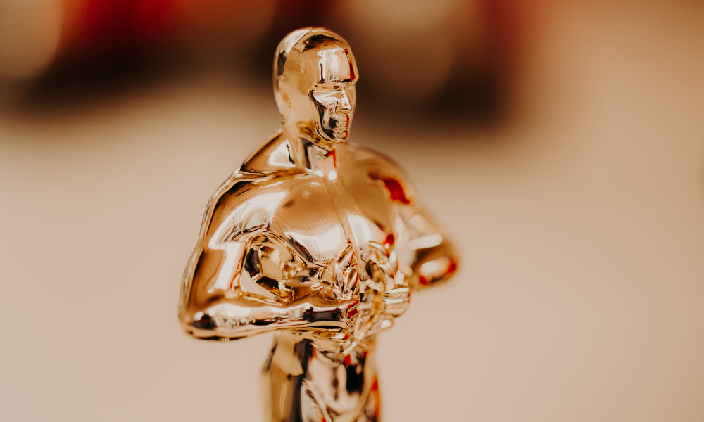 Statueta Oscar și afișe ale filmelor nominalizate la premiile Oscar 2026