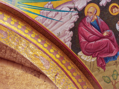 În calendarul creștin ortodox, la data de 4 martie este pomenit Sfântul Cuvios Gherasim de la Iordan, unul dintre marii părinți ai monahismului din secolul al V-lea. Viața sa este strâns legată de dezvoltarea vieții pustnicești din Țara Sfântă și de organizarea comunităților monahale din pustia Iordanului. De la pustia Egiptului la Iordan Sfântul Gherasim s-a născut în Licia, în Asia Mică. Încă din tinerețe a ales viața monahală și s-a retras în pustia Tebaidei din Egipt, loc renumit pentru nevoințele marilor pustnici. După o perioadă de viețuire ascetică, s-a întors în Palestina, în timpul împăratului Teodosie al II-lea (408–450). Aici s-a stabilit în pustia Iordanului, unde a întemeiat o mănăstire și a organizat viața monahală după rânduieli stricte. În mănăstirea sa viețuiau aproximativ șaptezeci de monahi. Aceștia trăiau după o rânduială aparte: cinci zile pe săptămână se retrăgeau în chiliile lor pentru rugăciune, post și lucru de mână, iar sâmbăta și duminica se adunau la mănăstire pentru slujbe și împărtășirea cu Sfintele Taine. Astfel, erau îmbinate cele două forme de monahism: viața de obște și viața pustnicească. Încercarea ereziei monofizite La un moment dat, Sfântul Gherasim a fost influențat de erezia monofizită promovată de Eutihie. Conștientizând însă greșeala, s-a întors la dreapta credință după ce a stat de vorbă cu părinți pustnici care păstraseră învățătura autentică a Bisericii. Erezia monofizită a provocat tulburări majore în Biserică și a fost condamnată la Sinodul al IV-lea Ecumenic de la Calcedon, convocat de împărații Pulcheria și Marcian în anul 451. Sfântul și leul recunoscător Una dintre cele mai cunoscute întâmplări din viața Sfântului Gherasim este legată de un leu pe care l-a vindecat, scoțându-i un ghimpe din picior. După ce s-a însănătoșit, animalul nu l-a mai părăsit pe stareț, urmându-l pretutindeni cu o uimitoare ascultare. Această întâmplare a rămas în tradiția creștină ca simbol al puterii credinței și al armoniei dintre om și creație atunci când omul trăiește în sfințenie. Alți sfinți pomeniți pe 4 martie Tot în această zi sunt pomeniți și Sfinții Mucenici Pavel și Iuliana, frați care au pătimit pentru credința creștină în timpul împăratului Aurelian (270–275). Alături de ei au primit moarte martirică și ostașii Codrat, Acachie și Stratonic, care au mărturisit credința în Hristos după ce au văzut curajul celor doi mucenici.