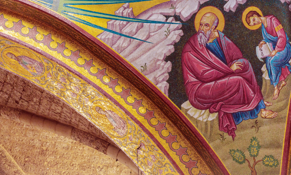 În calendarul creștin ortodox, la data de 4 martie este pomenit Sfântul Cuvios Gherasim de la Iordan, unul dintre marii părinți ai monahismului din secolul al V-lea. Viața sa este strâns legată de dezvoltarea vieții pustnicești din Țara Sfântă și de organizarea comunităților monahale din pustia Iordanului. De la pustia Egiptului la Iordan Sfântul Gherasim s-a născut în Licia, în Asia Mică. Încă din tinerețe a ales viața monahală și s-a retras în pustia Tebaidei din Egipt, loc renumit pentru nevoințele marilor pustnici. După o perioadă de viețuire ascetică, s-a întors în Palestina, în timpul împăratului Teodosie al II-lea (408–450). Aici s-a stabilit în pustia Iordanului, unde a întemeiat o mănăstire și a organizat viața monahală după rânduieli stricte. În mănăstirea sa viețuiau aproximativ șaptezeci de monahi. Aceștia trăiau după o rânduială aparte: cinci zile pe săptămână se retrăgeau în chiliile lor pentru rugăciune, post și lucru de mână, iar sâmbăta și duminica se adunau la mănăstire pentru slujbe și împărtășirea cu Sfintele Taine. Astfel, erau îmbinate cele două forme de monahism: viața de obște și viața pustnicească. Încercarea ereziei monofizite La un moment dat, Sfântul Gherasim a fost influențat de erezia monofizită promovată de Eutihie. Conștientizând însă greșeala, s-a întors la dreapta credință după ce a stat de vorbă cu părinți pustnici care păstraseră învățătura autentică a Bisericii. Erezia monofizită a provocat tulburări majore în Biserică și a fost condamnată la Sinodul al IV-lea Ecumenic de la Calcedon, convocat de împărații Pulcheria și Marcian în anul 451. Sfântul și leul recunoscător Una dintre cele mai cunoscute întâmplări din viața Sfântului Gherasim este legată de un leu pe care l-a vindecat, scoțându-i un ghimpe din picior. După ce s-a însănătoșit, animalul nu l-a mai părăsit pe stareț, urmându-l pretutindeni cu o uimitoare ascultare. Această întâmplare a rămas în tradiția creștină ca simbol al puterii credinței și al armoniei dintre om și creație atunci când omul trăiește în sfințenie. Alți sfinți pomeniți pe 4 martie Tot în această zi sunt pomeniți și Sfinții Mucenici Pavel și Iuliana, frați care au pătimit pentru credința creștină în timpul împăratului Aurelian (270–275). Alături de ei au primit moarte martirică și ostașii Codrat, Acachie și Stratonic, care au mărturisit credința în Hristos după ce au văzut curajul celor doi mucenici.