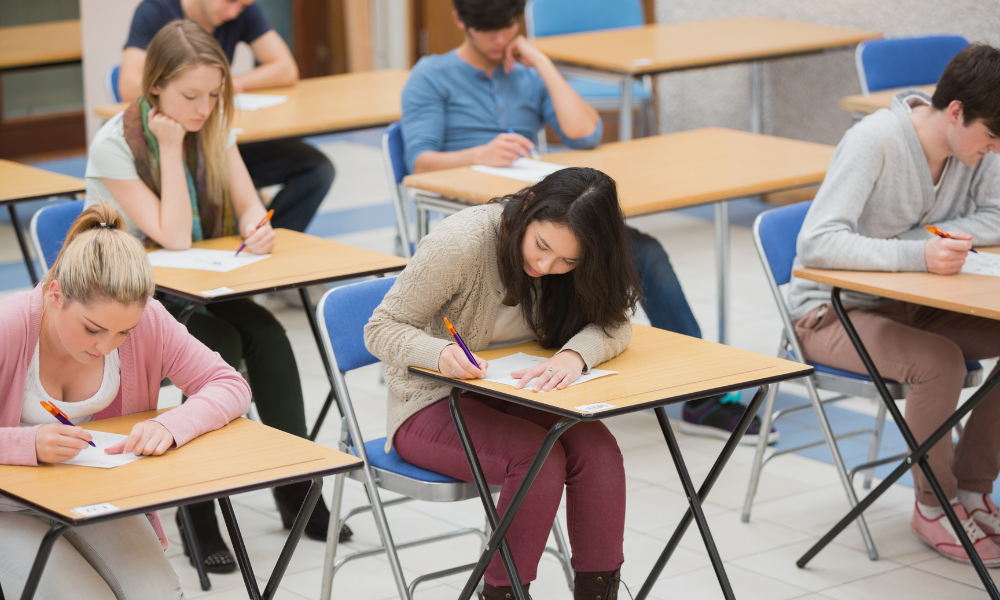 Elevi de clasa a XII-a la simularea Bacalaureat 2026, înainte de afișarea rezultatelor