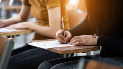Elevii de clasa a VIII-a susțin proba la Limba Română