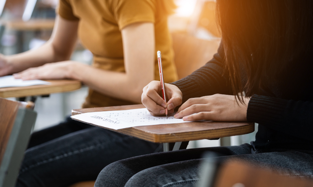 Elevii de clasa a VIII-a susțin proba la Limba Română