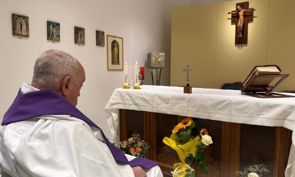 Papa Francis rugându-se în capelă