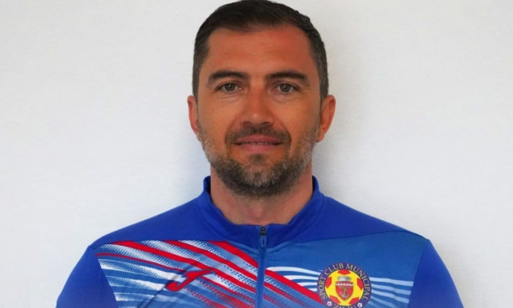 Flavius Sabău, pe marginea terenului, în timpul unui meci al echipei SCM Zalău