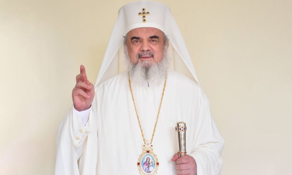 Patriarhul Daniel binecuvântând. Mesajul Patriarhului Daniel de Paști 2025