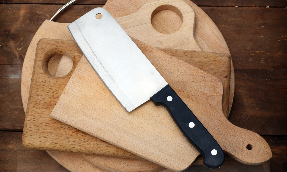 Curățarea naturală a tocătoarelor din lemn și plastic cu bicarbonat, lămâie și oțet