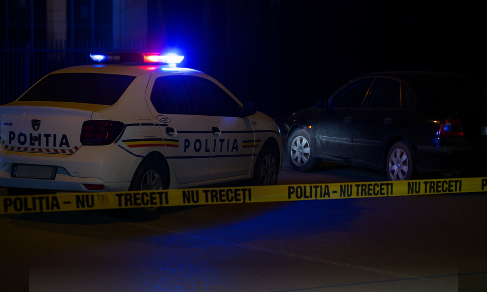 Mașină de poliție parcată lângă un autoturism în Zalău, noaptea, zonă împrejmuită