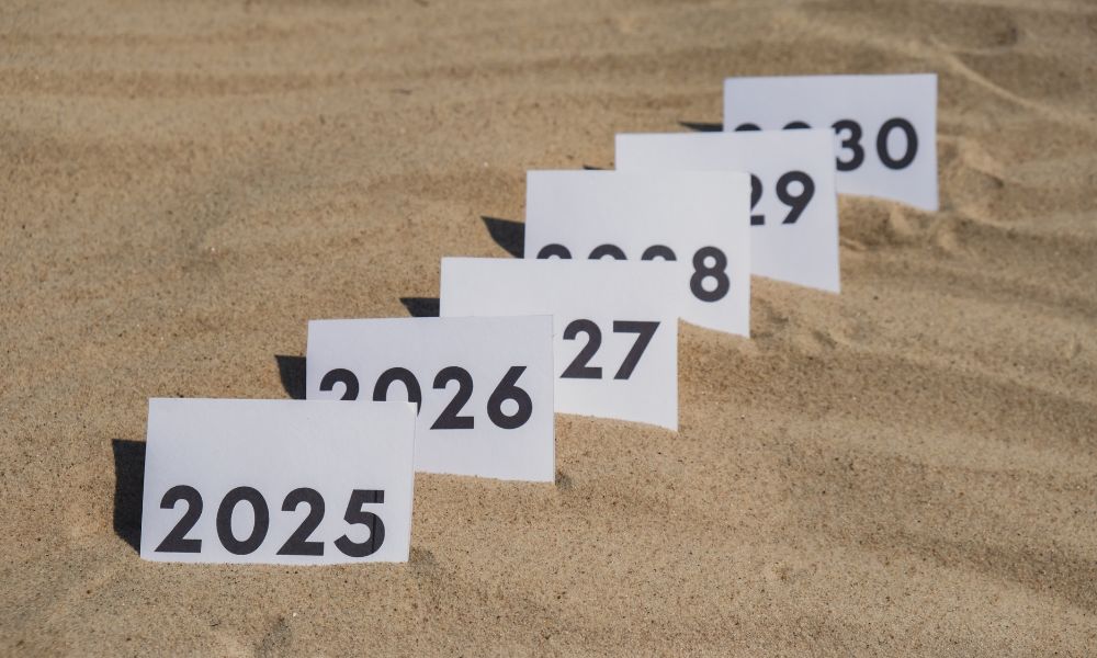 Anul Nou este, pentru majoritatea oamenilor, sinonim cu data de 1 ianuarie, momentul în care se încheie un ciclu de 365 sau 366 de zile și începe unul nou. Totuși, din perspectivă istorică și religioasă, începutul de an nu a fost întotdeauna stabilit la această dată, iar Anul Nou bisericesc nu coincide cu cel civil. Originea Anului Nou civil În Imperiul Roman, Anul Nou era sărbătorit inițial la 1 martie, lună dedicată zeului Marte, zeul războiului. Această dată marca reînnoirea timpului, începutul campaniilor militare și renașterea naturii. Schimbarea a avut loc în secolul I î.Hr., când Iulius Cezar a stabilit ca Anul Nou să fie celebrat la 1 ianuarie, în cadrul reformei calendarului iulian. Data de 1 ianuarie era dedicată zeului păgân roman Ianus, ocrotitorul Romei, zeu cu două fețe: una orientată spre trecut, cealaltă spre viitor. Această dublă privire simboliza reflecția asupra anului încheiat și speranțele pentru anul care urma, idee care s-a păstrat până astăzi în tradițiile de Anul Nou. Creștinismul și semnificația datei de 1 ianuarie Odată cu apariția creștinismului, sărbătorile păgâne nu au mai fost celebrate de comunitățile creștine. Pentru creștini, Hristos a devenit adevărata Lumină a vieții și reperul timpului. În secolul al IV-lea, când Biserica a stabilit Nașterea Domnului la data de 25 decembrie, s-a ajuns, prin numărarea celor opt zile, la sărbătoarea Tăierii împrejur a Mântuitorului, celebrată la 1 ianuarie. Astfel, prima zi a Anului Nou civil a primit și o semnificație profund religioasă, fiind legată de ascultarea Domnului de Legea Veche și de începutul lucrării Sale mântuitoare. Anul Nou bisericesc începe la 1 septembrie Spre deosebire de calendarul civil, Anul Nou bisericesc începe la 1 septembrie, dată moștenită din tradiția bizantină. Această alegere este legată de ciclurile agricole, de începutul toamnei și de rânduiala liturgică a Bisericii, care își structurează viața spirituală pe un alt ritm decât cel administrativ sau civil. Tradiții vechi ale începutului de an în spațiul românesc Potrivit etnologului Ion Ghinoiu, în spațiul carpato-ponto-danubian au existat mai multe începuturi de an: 1 ianuarie, 1 martie și 1 septembrie, fiecare legat de ritmurile naturii și de credințe arhaice. Anul era perceput ca un ciclu al morții și renașterii timpului, marcat prin ritualuri complexe menite să asigure reînnoirea simbolică a lumii. Astfel, Anul Nou rămâne nu doar o convenție calendaristică, ci și un moment profund simbolic, de reflecție, speranță și reînnoire, atât în plan civil, cât și spiritual.