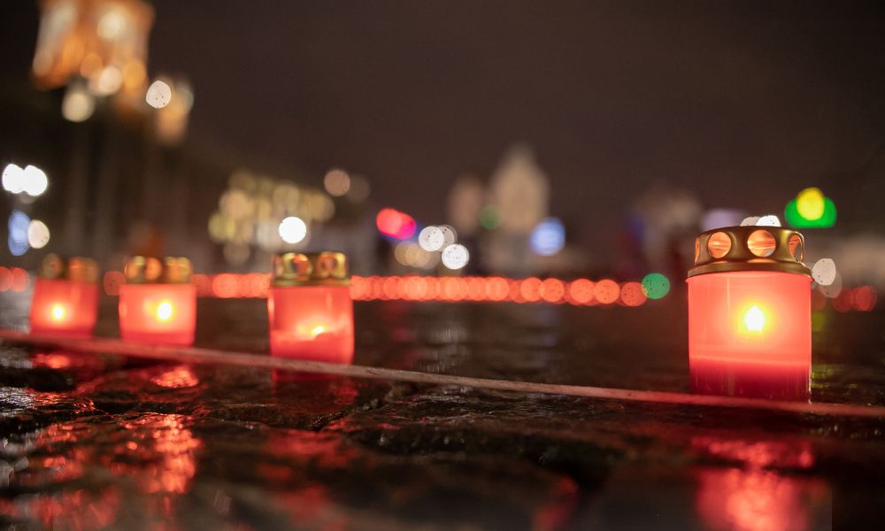 Credincioși din Zalău aprinzând lumânări la Slujba Învierii 2025, la Catedrala Episcopală