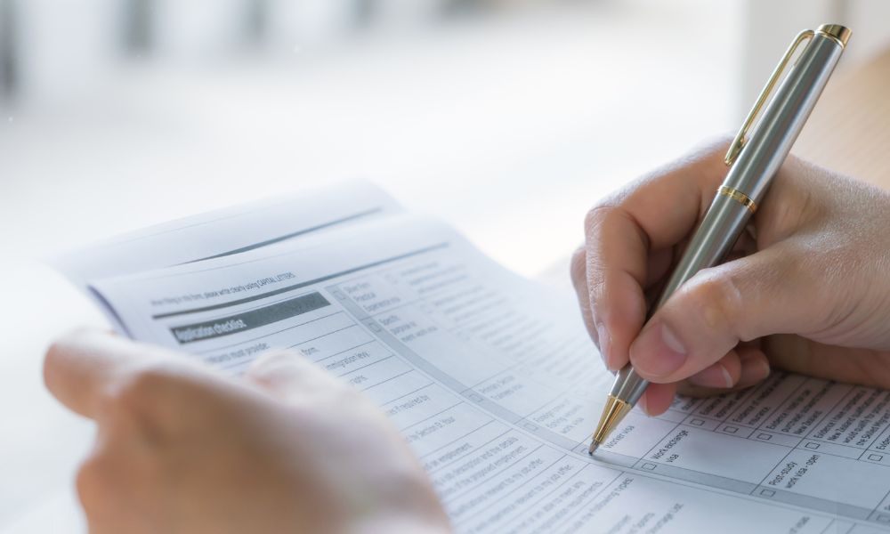 Persoane completând formulare pentru angajare într-un birou ANOFM din România