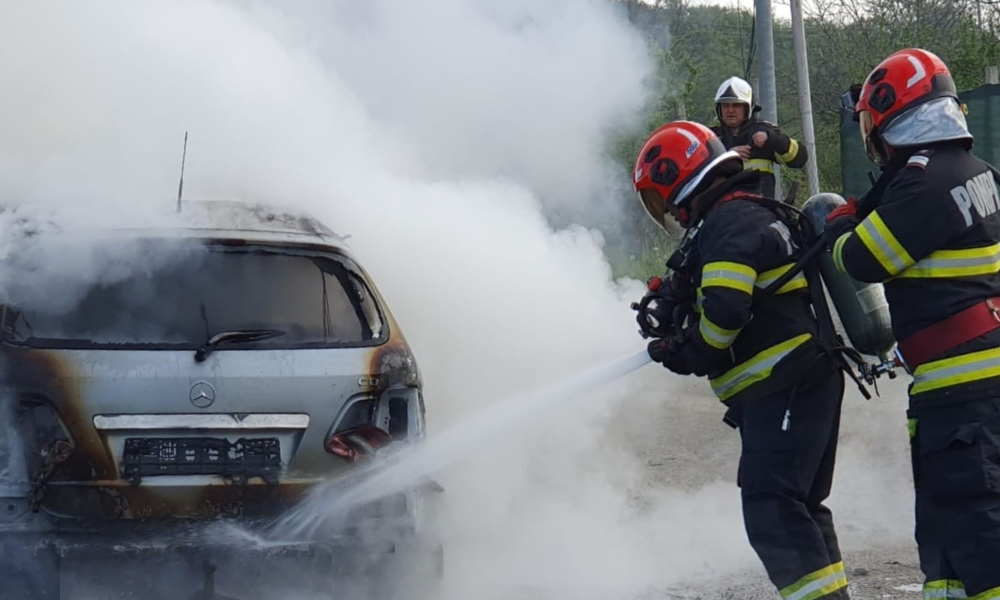 Autoturism distrus de un incendiu în Zalău, în fața unei clădiri afectate de foc