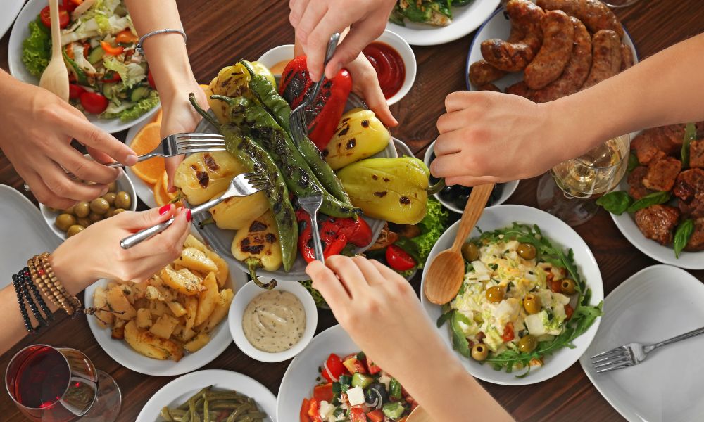 Farfurie cu porții mici de mâncare tradițională de Paște, legume și fructe, pe o masă decorată festiv