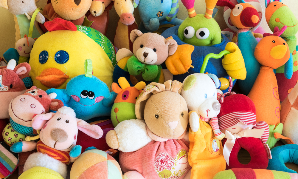 Jucării colorate pe rafturi, cu etichete vizibile și marcaj CE pentru siguranța copiilor