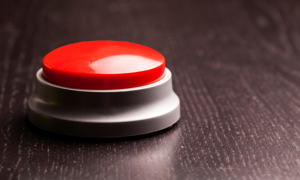 Interfață digitală cu buton roșu de semnalare a bullyingului în școli