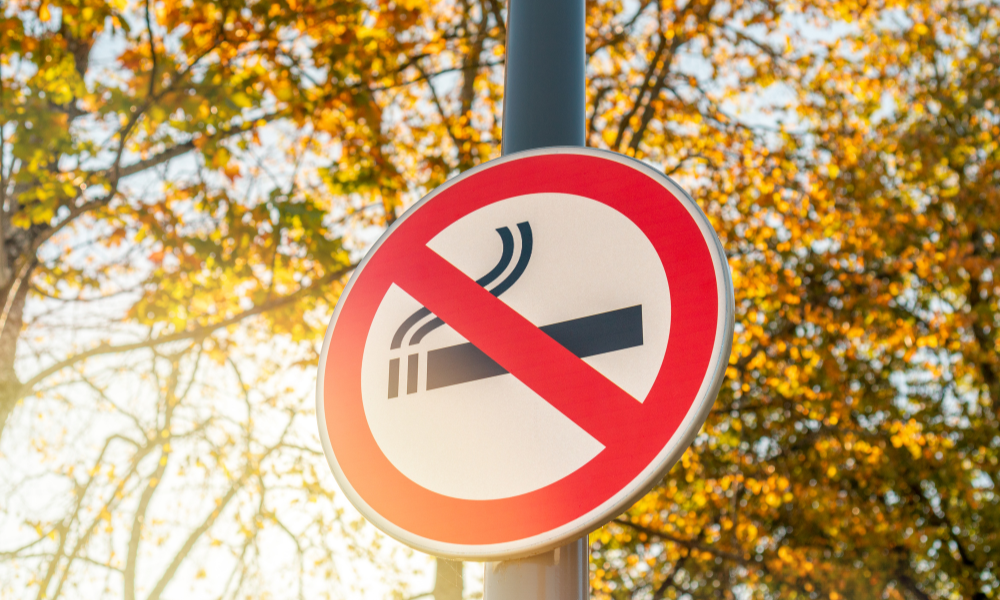 Afiș care anunță interzicerea fumatului în parcuri, stații și baze sportive în Cluj-Napoca, din august 2025