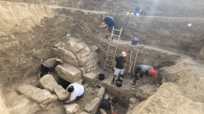 Interiorul cavoului de la Callatis cu paturi de piatră și artefacte vechi de 2.300 de ani, descoperite lângă Mangalia