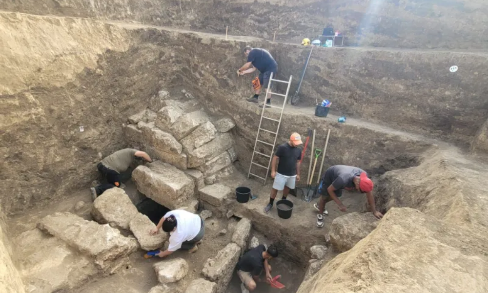 Interiorul cavoului de la Callatis cu paturi de piatră și artefacte vechi de 2.300 de ani, descoperite lângă Mangalia