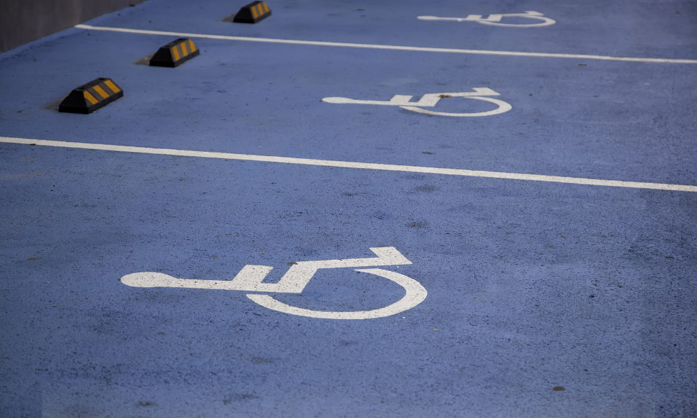 Reguli noi pentru parcarea gratuită a persoanelor cu handicap