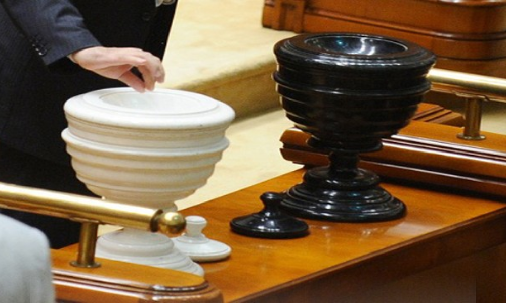 Senatul dezbate trei moțiuni simple