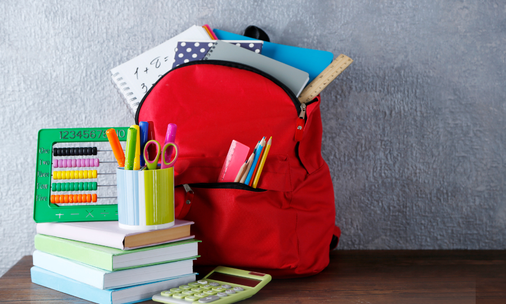 ghiozdan rechizite școlare