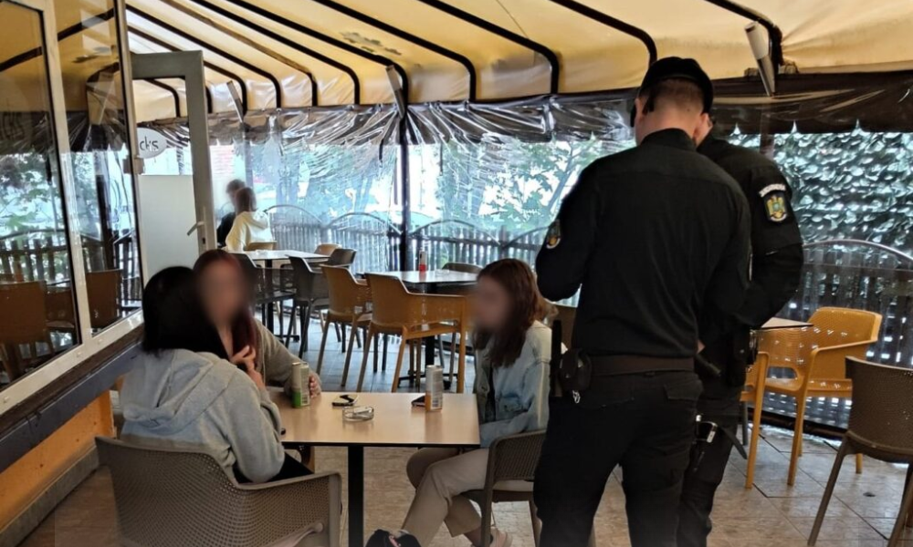 Elevi găsiți în baruri, trimiși la ore