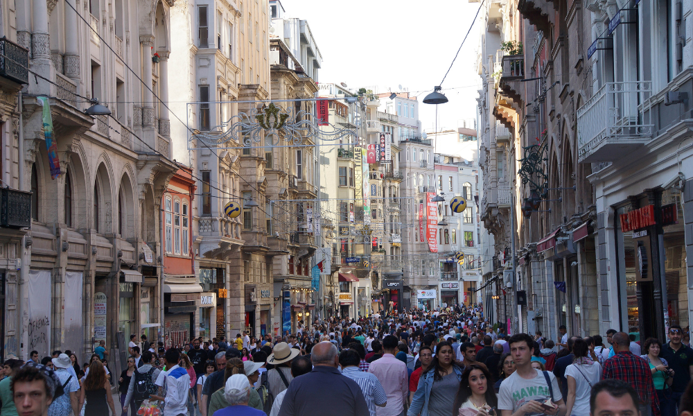 Doi români, răniți ușor