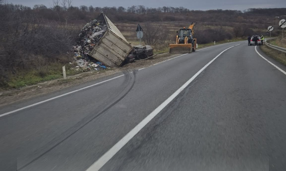 Mașină de gunoi răsturnată pe Dealul Vârșolțului