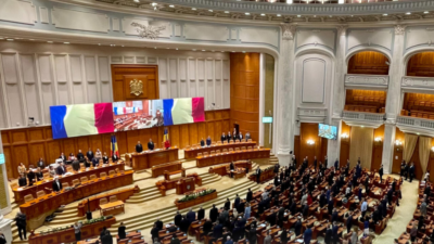 Parlamentul votează moțiunea de cenzură