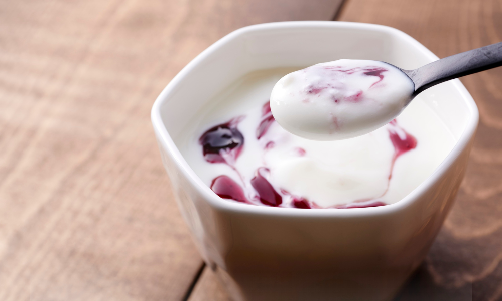 Royal FrieslandCampina, unul dintre cei mai mari producători de lactate la nivel global, a anunțat decizia de a-și vinde operațiunile din România. Tranzacția include brandul Napolact, fabricile din Cluj-Napoca și Târgu Mureș, precum și întreaga rețea de producție și distribuție din țara noastră. Cumpărătorul este Bonafarm Group, cel mai mare conglomerat agroalimentar din Ungaria, controlat de miliardarul Sandor Csány, președintele OTP Bank și cel mai bogat om din Ungaria. Potrivit FrieslandCampina, această decizie face parte dintr-o strategie globală de repoziționare, întrucât operațiunile din România, deși profitabile și cu o prezență puternică, nu sunt integrate în lanțul cooperativ european al companiei. Activitatea din România procesează zilnic aproximativ 300.000 de litri de lapte, colaborează cu peste 1.000 de fermieri locali și are aproximativ 400 de angajați. Tranzacția este supusă aprobării autorităților de reglementare și este estimată să fie finalizată până la finalul anului. De ce vinde FrieslandCampina Napolact În ultimul an, FrieslandCampina a închis 40 de puncte de lucru din 11 județe, considerate inactive. Conducerea companiei a explicat că piața românească are importanță, dar sinergiile cu restul portofoliului european sunt limitate. „Deși deținem o poziție de lider în România, operațiunile nu folosesc laptele fermelor membre FrieslandCampina. Tranzacția va permite brandului Napolact să continue să se dezvolte în mod sustenabil”, a declarat Dustin Woodward, președintele FrieslandCampina Europa. În paralel, gigantul olandez își reorientează investițiile globale către sectorul proteinelor din zer, în special suplimente alimentare și produse destinate nutriției sportive și medicale. Achiziția planificată a companiei americane Wisconsin Whey Protein susține această strategie, crescând semnificativ capacitatea globală de procesare. Planurile cumpărătorului Bonafarm Bonafarm Group, controlat de familia Csány, este unul dintre cele mai mari grupuri agroalimentare din Europa Centrală. Reprezentanții săi spun că intenționează să investească în creșterea capacității de producție a Napolact. „Suntem convinși de calitatea producției din România. Vom investi pentru a dezvolta industria lactatelor și pentru a consolida brandul Napolact”, a precizat Attila Csányi, manager Bonafarm. Napolact – un brand simbolic pentru piața românească Napolact este unul dintre cele mai puternice branduri românești de lactate, cu o tradiție de peste 50 de ani. În 2024, compania a raportat o cifră de afaceri de 588 milioane lei, dar și pierderi de 29 milioane lei, pe fondul creșterii costurilor de producție și al competiției intense din piață. Pe piața procesatorilor de lactate, compania se află pe locul cinci, după Albalact, Danone, Olympus și Hochland.