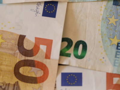 Leul continuă să se deprecieze în fața euro