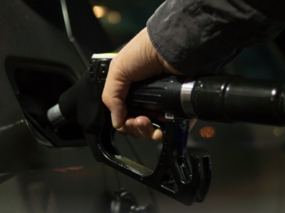 Prețurile la carburanți scad