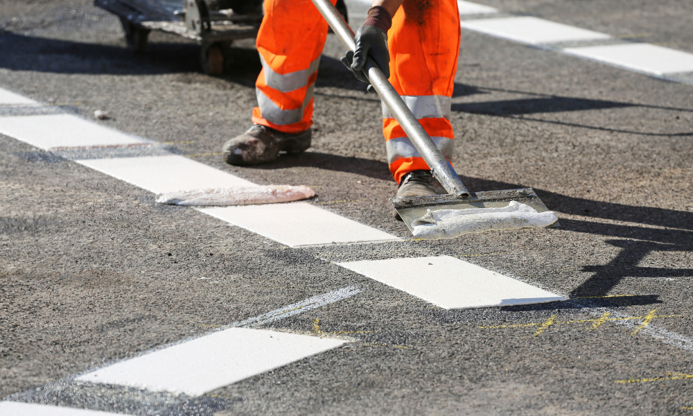 Marcajele rutiere sunt refăcute pe mai multe străzi din Zalău