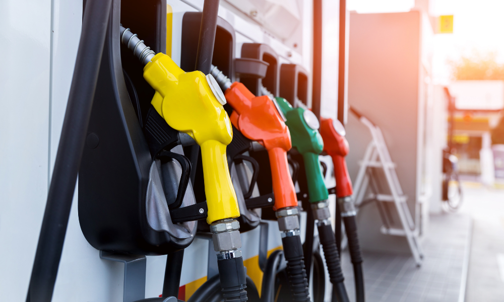 Prețurile la carburanți scad în România