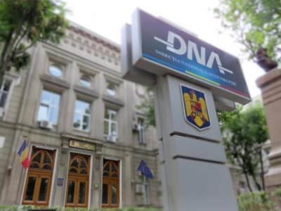 Procurori DNA în timpul perchezițiilor într-un dosar de corupție
