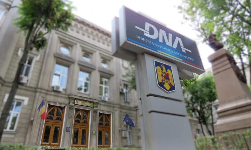 Procurori DNA în timpul perchezițiilor într-un dosar de corupție