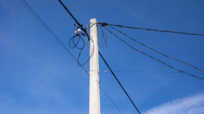 Zalăul introduce reguli pentru mutarea cablurilor în subteran. Operatorii vor plăti tarife pentru acces și vor respecta condiții stricte de utilizare.