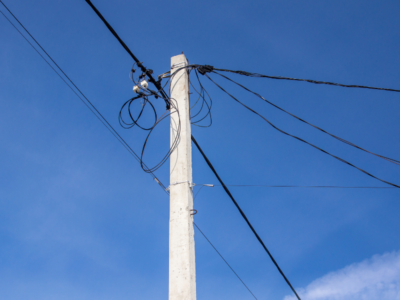 Zalăul introduce reguli pentru mutarea cablurilor în subteran. Operatorii vor plăti tarife pentru acces și vor respecta condiții stricte de utilizare.